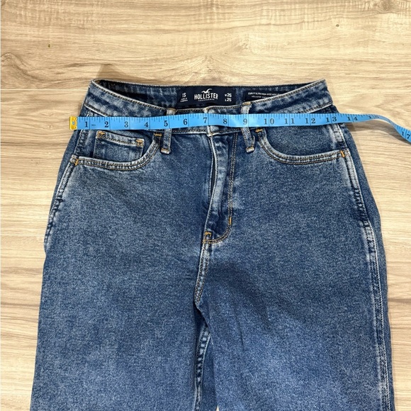 Hollister Women's Curvy Ultra High-Rise Mom Jeans, Size 1S, Washed Blue - Picture 2 of 6